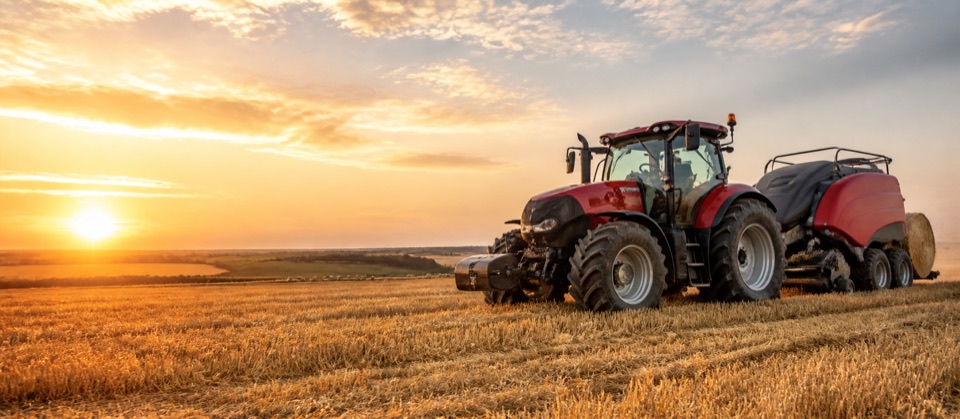 Tractor trabajando en un campo